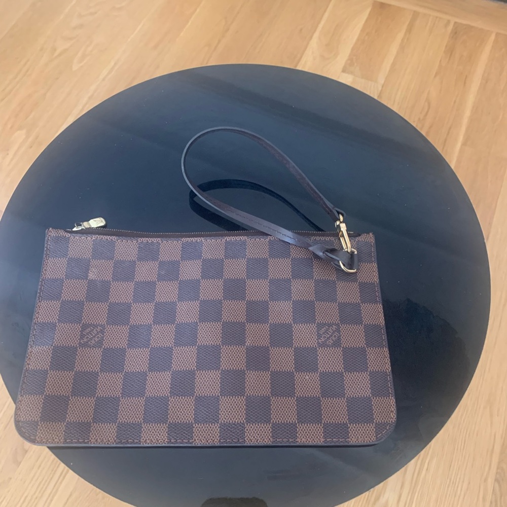 Louis Vuitton neverfull pouch